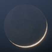 06 mars 2011 - Croissant de Lune et lumire cendre - T192+450D